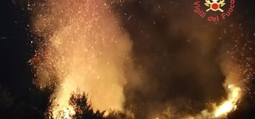 Intenso lavoro per le squadre dei Vigili del Fuoco impegnate nella lotta agli incendi boschivi.