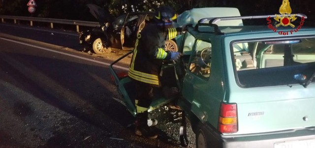 Scontro tra auto sulla statale 107, una vittima