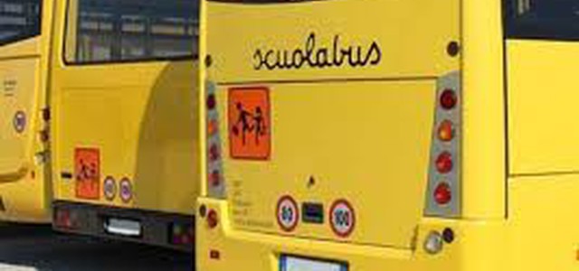 Scuolabus fuori strada, studenti contusi