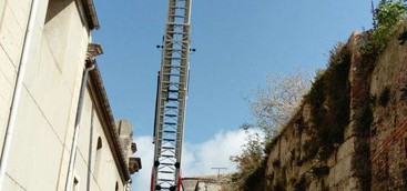 Rimossi due pali d'antenna dismessi e pericolanti sulla chiesa di San Giuseppe