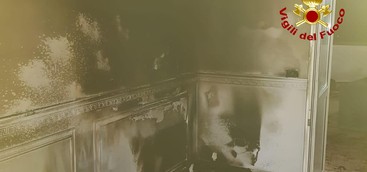 Incendio in abitazione con anziana all'interno nel Catanzarese, intervento dei vigili del fuoco (FOTO)