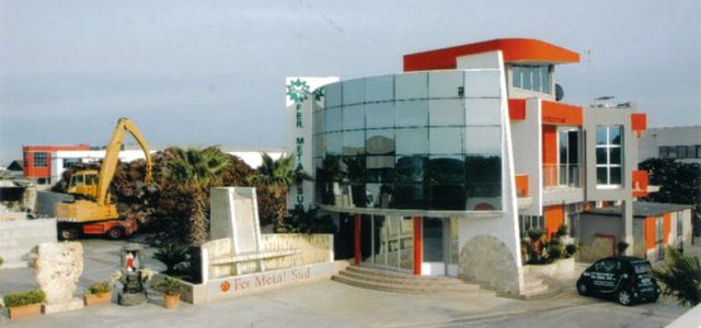 Brindisi, operaio 24enne muore schiacciato dalla pressa per i rifiuti. Padre ha tentato di salvarlo