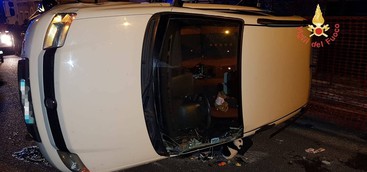 Incidente a Lamezia, auto si ribalta