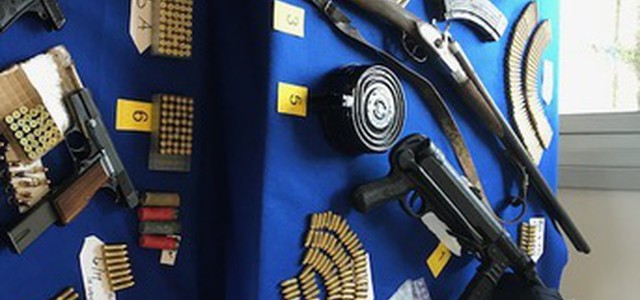 Rinvenuto un arsenale di armi, munizioni e droga a Cosenza