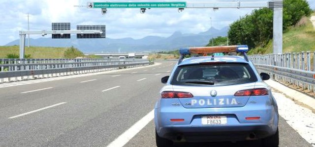 Auto tenta fuga da polizia, in manette uomo gravato da provvedimento esecutivo in carcere