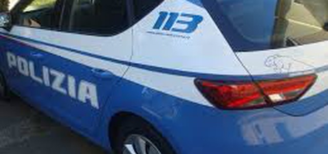 Bimba di 15 mesi rimane chiusa in auto