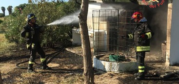 In fiamme capanno sul lungomare di Soverato, non si esclude la natura dolosa