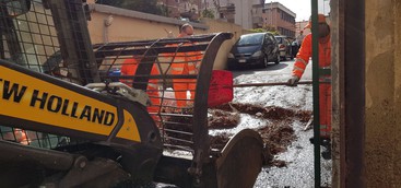 Bomba d'acqua a Reggio, si lavora per ripristinare viabilità
