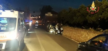 Auto contro il muro di recinzione del parco archeologico Scolacium, un ferito