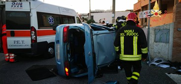 Scontro tra due auto a Lido, una si ribalta