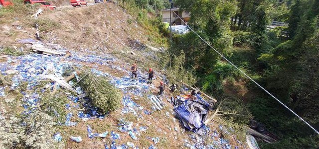 Tir cade nella scarpata, muore l'autista