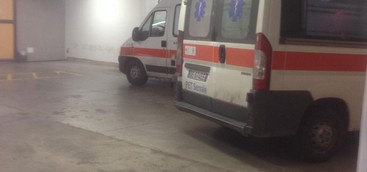 5 ambulanze ferme al Pronto Soccorso per mancanza di barelle