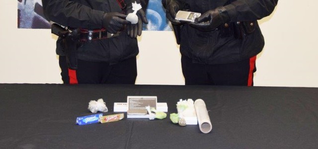 Sorpreso dai carabinieri con droga, arrestato diciottenne