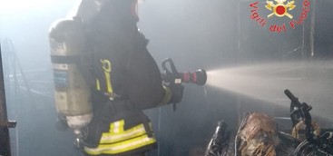 Deposito in fiamme nel Catanzarese (FOTO)
