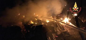 Incendio a fienile nella notte (Foto)