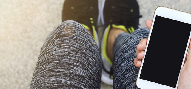 Il papà dice 'metti via il cellulare', 12enne si taglia il polso
