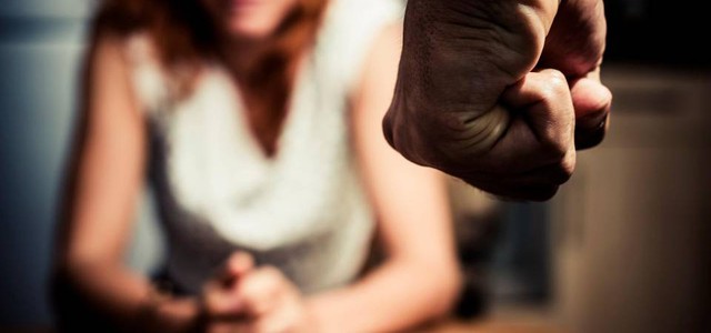 Violenza sulle donne - Diminuiscono del 55% le denunce al Telefono Rosa, è l'effetto quarantena?