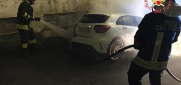 Catanzaro, auto distrutta dalle fiamme (FOTO)