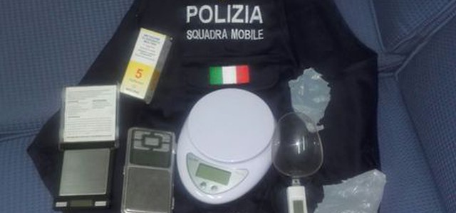 Aveva 40 grammi di cocaina ed eroina nascosti in cucina, arrestato 37enne a Cosenza