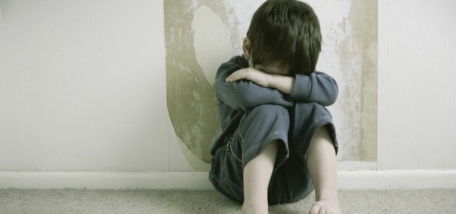 Figli costretti a mangiare a terra come animali, condannata coppia
