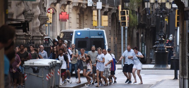 Barcellona, furgone contro folla sulla Rambla. Media spagnoli: 'Tredici morti'