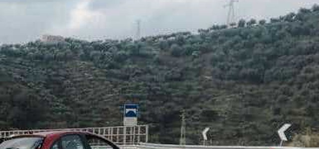 Auto finisce contro guardrail, nessun ferito