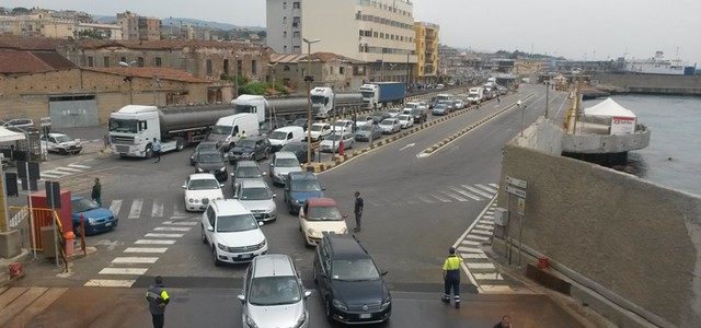 Vacanze - 3 ore di attesa agli imbarchi per la Sicilia
