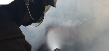 Incendio distrugge magazzino nel Catanzarese