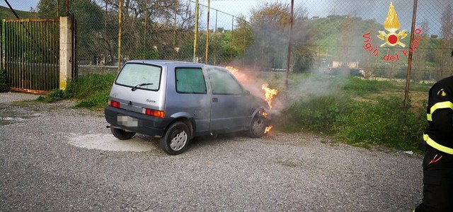 Vede fumo ed accosta, auto in fiamme a Catanzaro