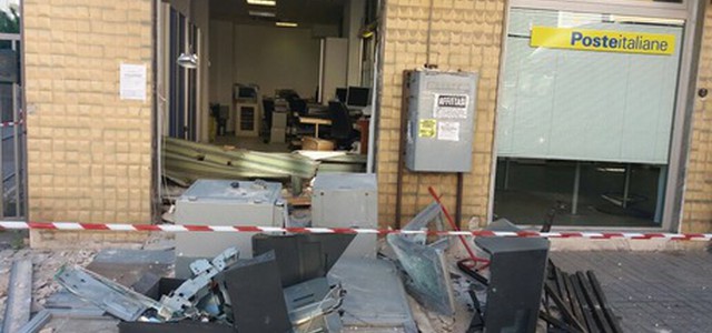 Furto alle Poste a Cosenza, sradicato bancomat