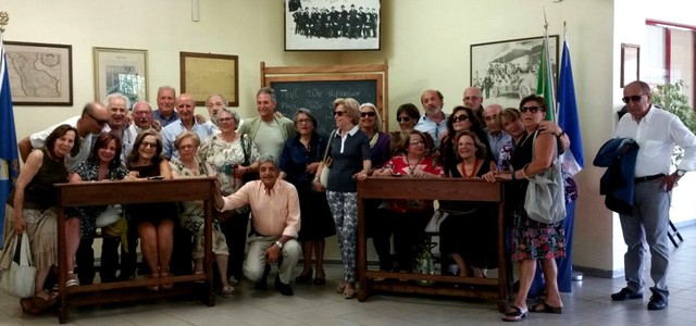 Dopo 50 anni ex studenti tornano nella loro scuola