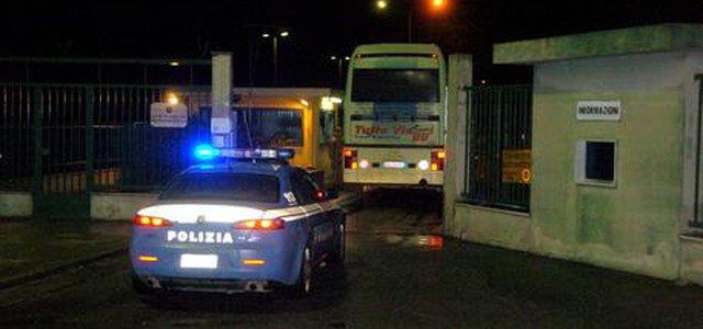 Migranti: in 6 positivi fuggiti da Cara, uno rintracciato