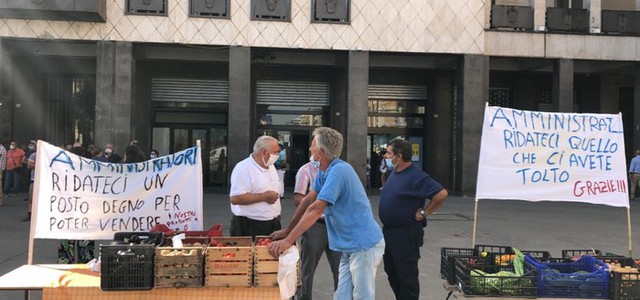 Mercato davanti al Comune di Cosenza per protesta