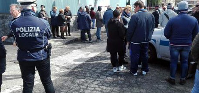Donna uccisa davanti a una scuola, è caccia al marito