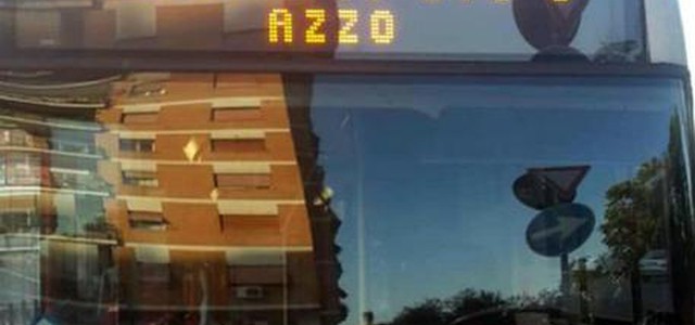Scritta no vax su bus, sospeso autista