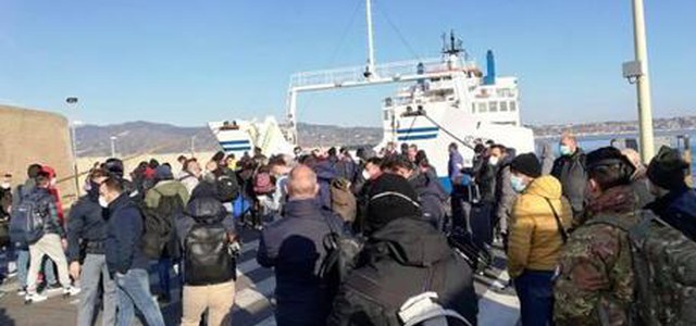 Bloccati sullo stretto per mancanza di posti, tra loro medici