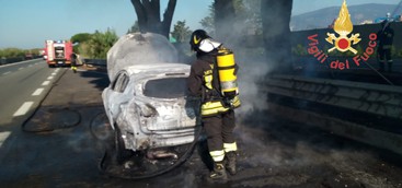 Intervento Vigili per incendio autovettura (Foto)
