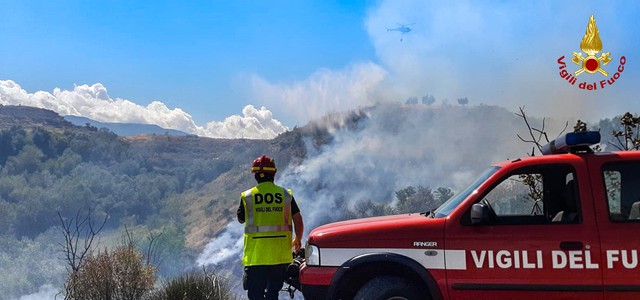 Grosso incendio divampato a ridosso di una discarica