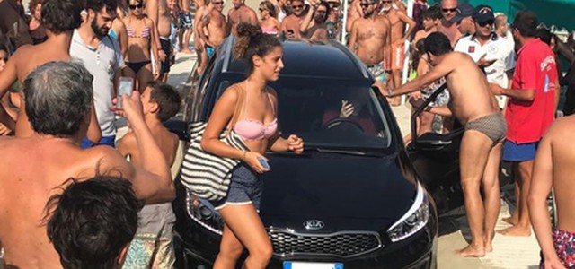Auto su spiaggia, paura in Versilia