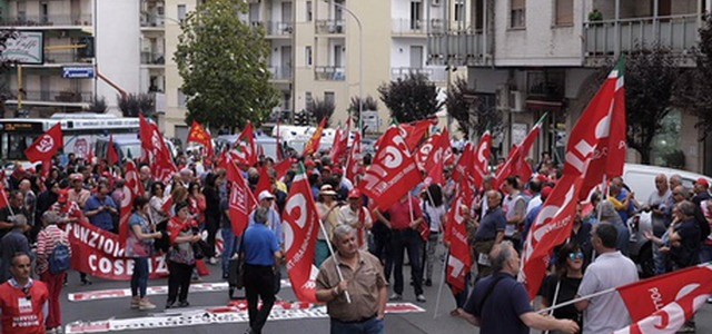 Cgil, migliaia in corteo a Cosenza per sanità (VIDEO)