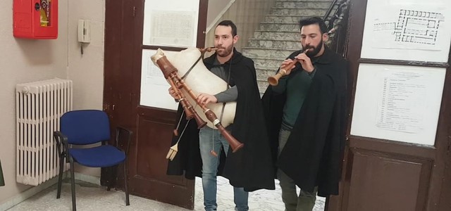 GLI ZAMPOGNARI FANNO VISITA AGLI ALLIEVI DEL CONVITTO "GALLUPPI"