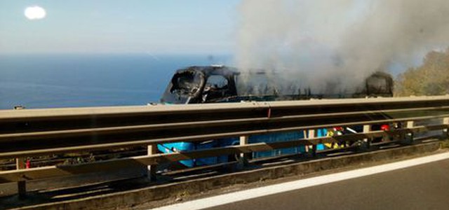 Pullman in fiamme su A2, nessun ferito