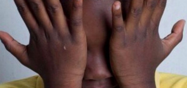 Bimbo immigrato preso a calci, identificati gli autori