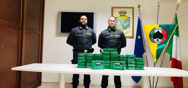 Droga tra la frutta esotica, sequestrati 53 kg di cocaina al porto di Gioia Tauro