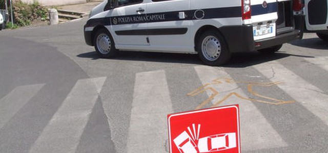 Malore al volante e muore, camion contro 10 auto