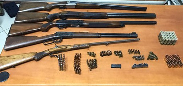 Fucili e munizioni in terreno, 3 arresti