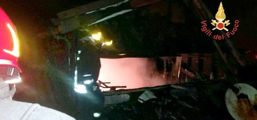 Notte di fuoco nel Catanzarese, abitazione in fiamme ed auto distrutta