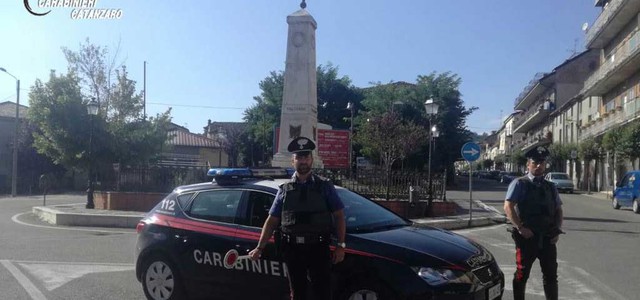 Forza due posti di blocco e tenta di investire militare, arrestato 27enne nel Catanzarese