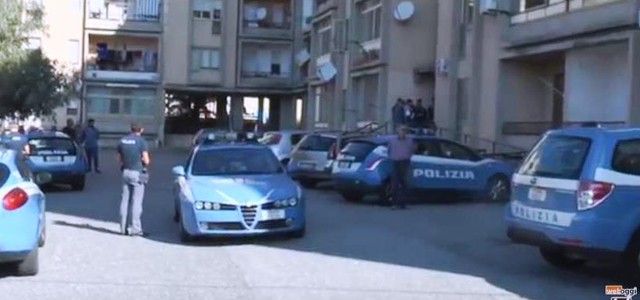 Polizia e carabinieri controllano zona sud: perquisizioni in via Teano (VIDEO)