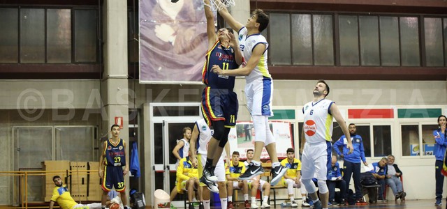 Conquista i due punti e si accomoda in vetta il Basketball Lamezia di coach Pellicanò